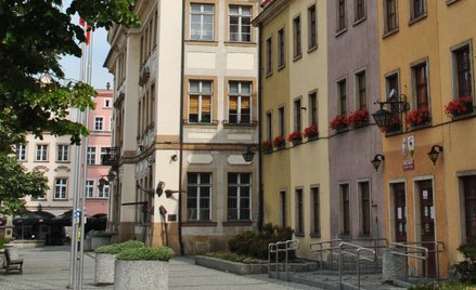 Skrócony czas pracy obejmie m.in. urzędników z Jeleniej Góry (woj. dolnośląskie).