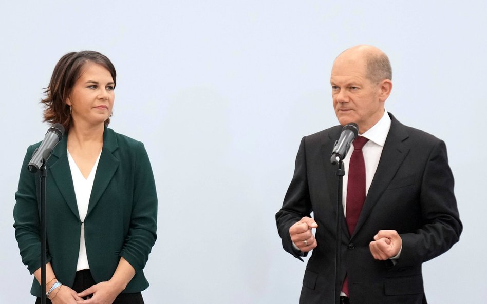 Szefowa MSZ Niemiec Annalena Baerbock i kanclerz Olaf Scholz