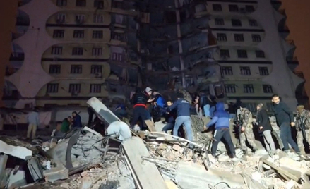 Uszkodzony w wynku wstrząsów budynek w Diyarbakir