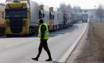 Na granicy Polski z Białorusią stały w marcu długie kolejki tirów
