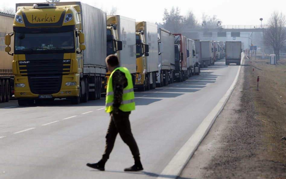 Na granicy Polski z Białorusią stały w marcu długie kolejki tirów