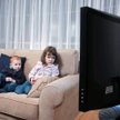 Średnio 1,5 godziny dziennie dzieci spędzają przez telewizorem