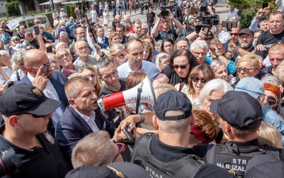 Opozycja sprzeciwiała się łączeniu nowelizacji prawa o prokuraturze ze zmianami w ustawie o Sądzie N