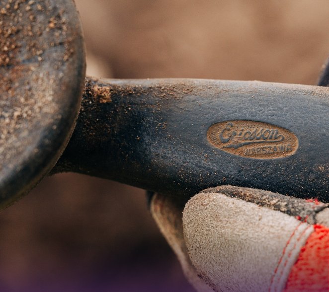 Wśród znalezisk znalazła się słuchawka telefonu marki Ericsson