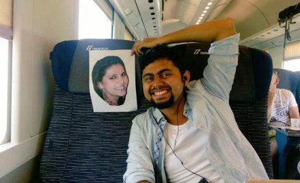 Hindus wyjechał w podróż poślubną ze zdjęciem żony