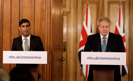 Brytyjski kanclerz skarbu Rishi Sunak (L) i premier Boris Johnson (R)