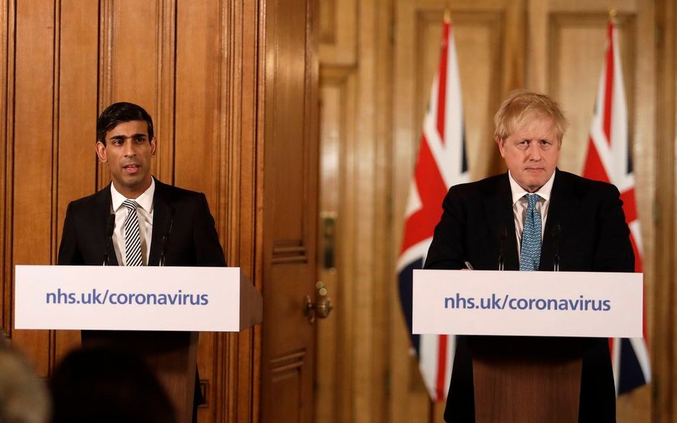 Brytyjski kanclerz skarbu Rishi Sunak (L) i premier Boris Johnson (R)