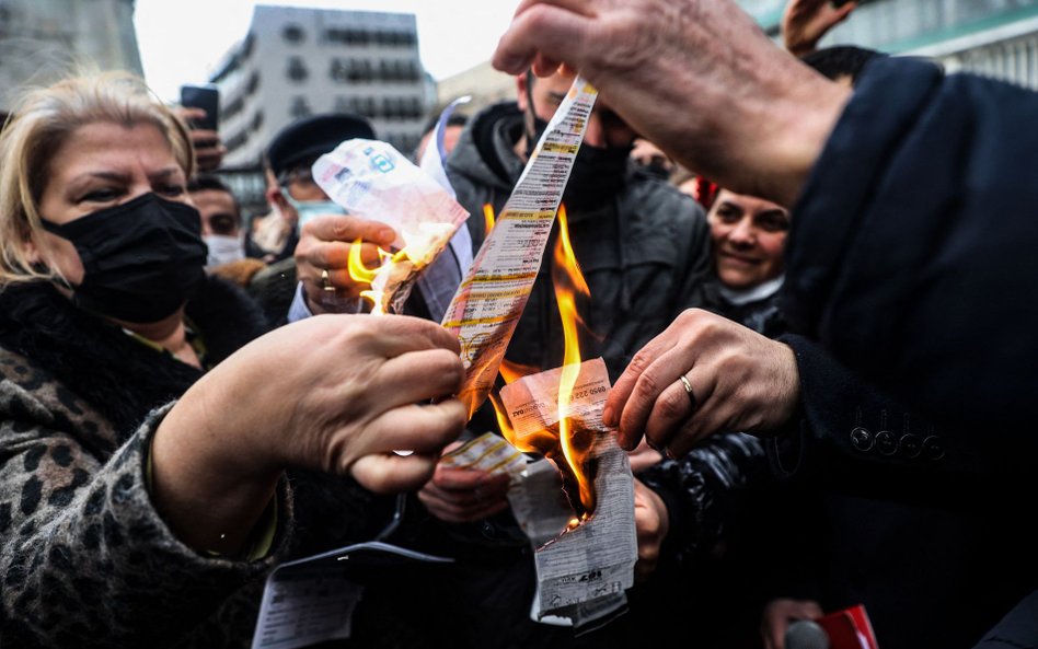 Turcy palą rachunki za prąd w czasie protestu przeciwko wzrostowi cen