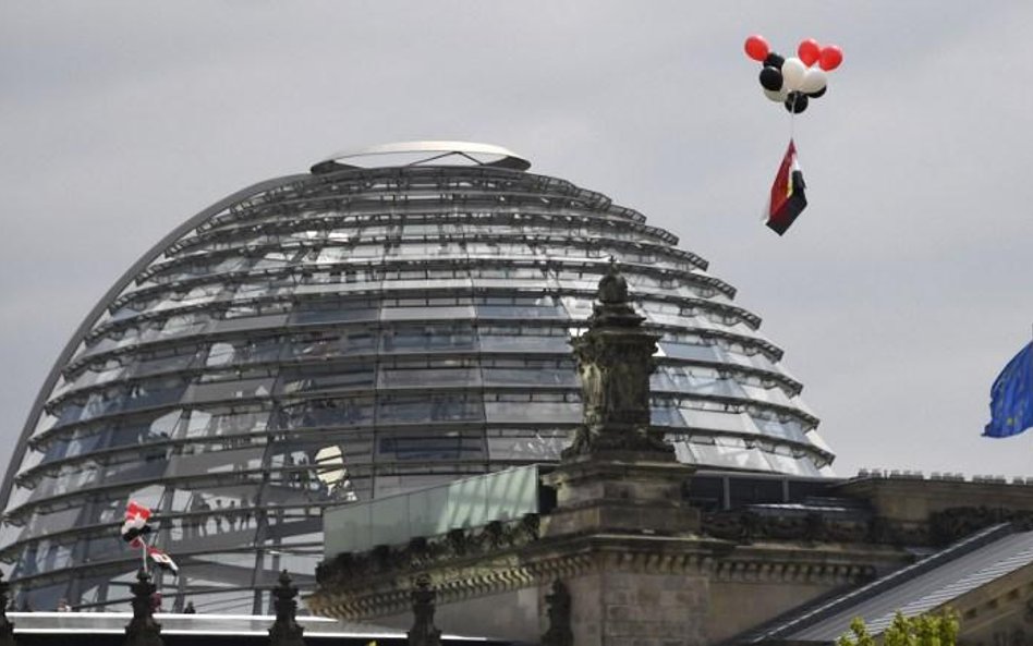 Berlin w czasie dzisiejszego spotkania kanclerz Merkel z prezydentem As-Sisim. Egipska flaga nad Bun