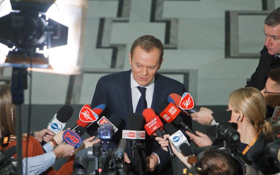 Co miał na myśli Sienkiewicz twierdząc, że rząd dotuje pod stołem linie lotnicze?