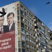 Baner reklamowy przedstawiający premiera Victora Ponte i szefa liberałów Crinema Antonescu.