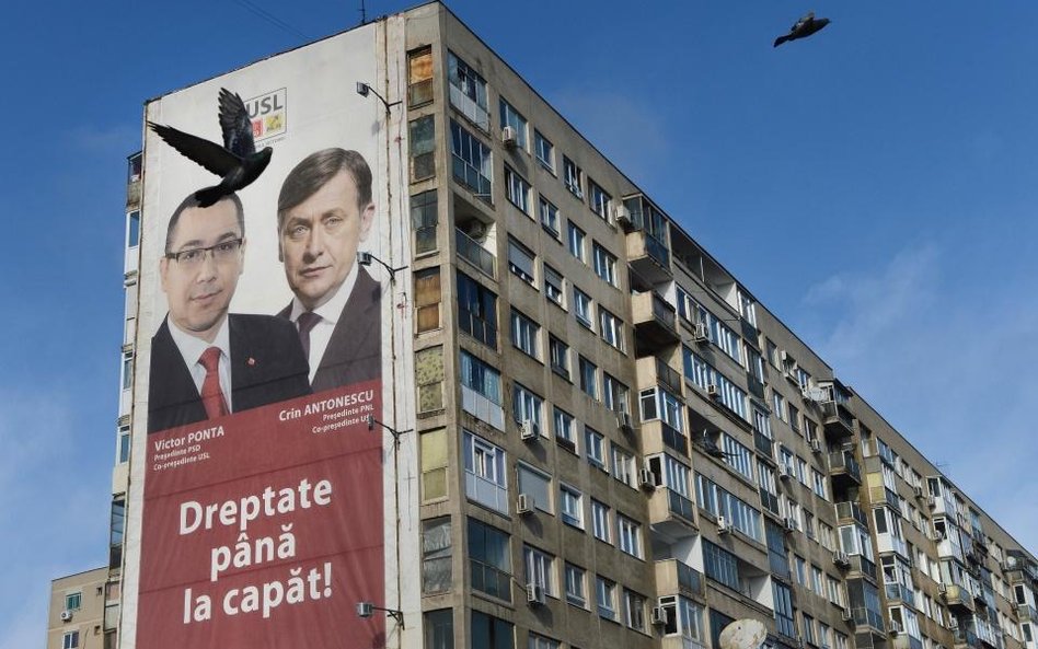 Baner reklamowy przedstawiający premiera Victora Ponte i szefa liberałów Crinema Antonescu.