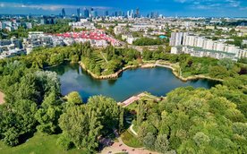Ochota: Widok z lotu ptaka na Park Szczęśliwicki, w tle panorama miasta