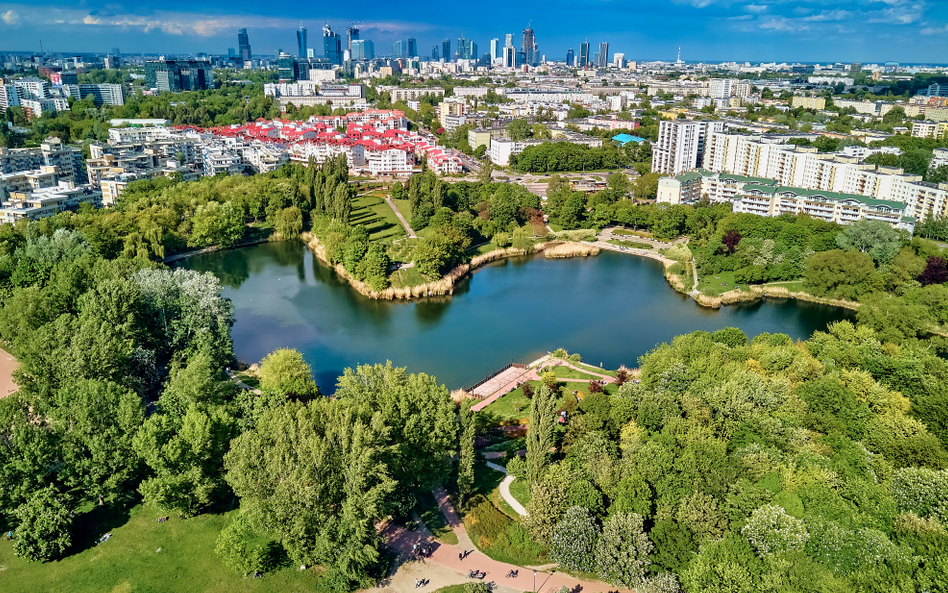 Ochota: Widok z lotu ptaka na Park Szczęśliwicki, w tle panorama miasta