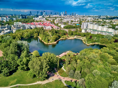Ochota: Widok z lotu ptaka na Park Szczęśliwicki, w tle panorama miasta