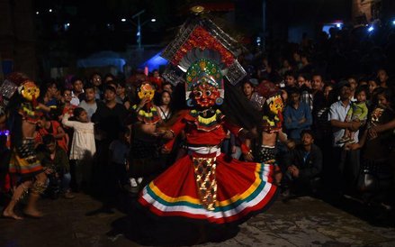 Organizacja 8-dniowego święta należy do tzw. guthi, czyli dziesiątek kół sąsiedzkich rozsianych po c