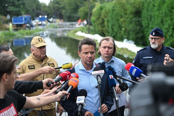 Prezydent Warszawy Rafał Trzaskowski na konferencji prasowej o sytuacji w mieście po ulewach