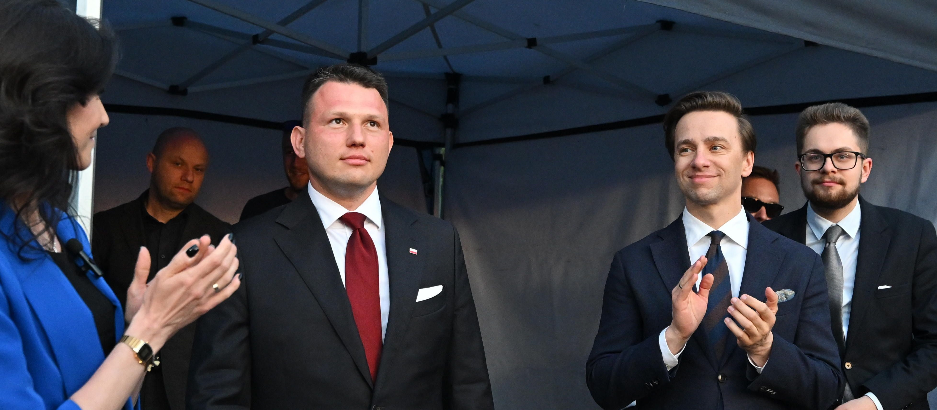 Nowy sondaż: KO na czele, ale traci. Silna Konfederacja