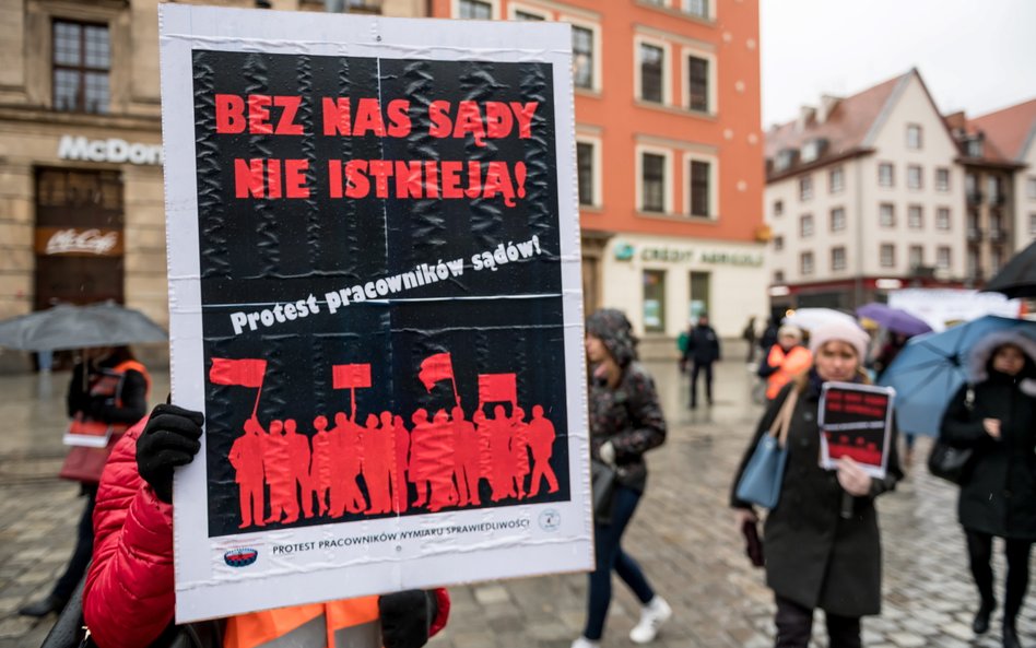 Manifestacja pracowników sądów i prokuratur