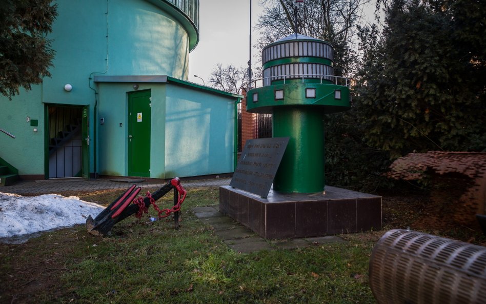 Wejście do tunelu prowadzącego do Grubej Kaśki na terenie Wodociągu Praskiego i makieta Grubej Kaśki