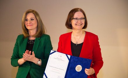 Od prawej: profesor Irena Lipowicz z nagrodą im. Michała Serzyckiego i prezes UODO Edyta Bielak-Joma