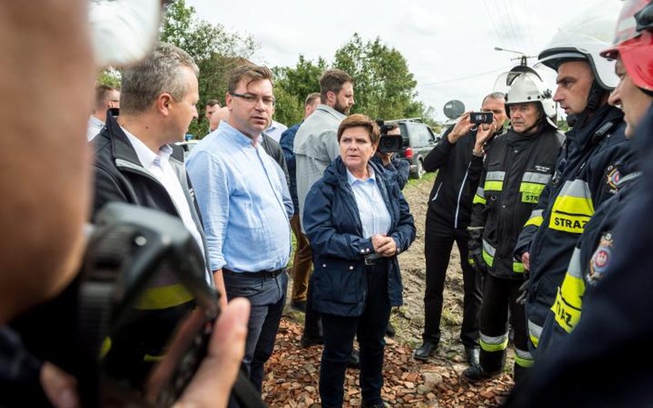 Nie tylko opozycja zarzuca premier Beacie Szydło spóźnioną reakcję na nawałnice. Krytyka płynie takż