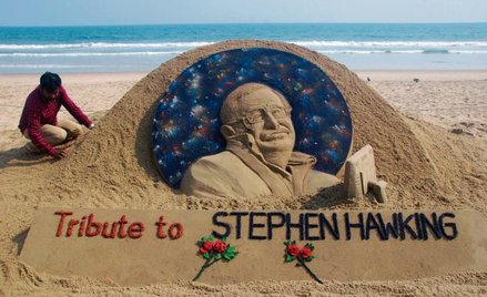 Stephenowi Hawkingowi udała się rzecz unikalna. Był równocześnie uznanym naukowcem i ikoną popkultur