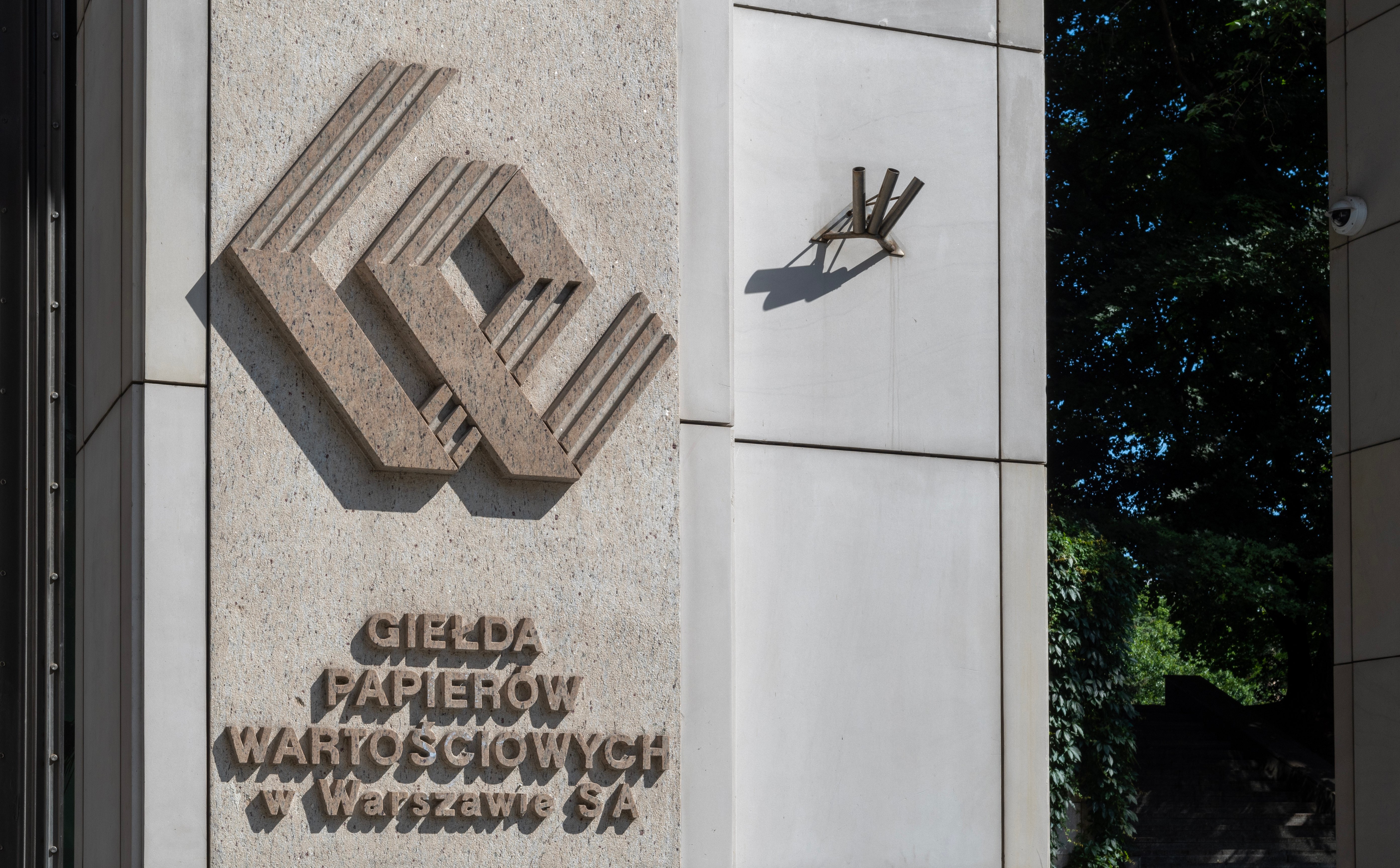 Spokojny początek tygodnia na GPW