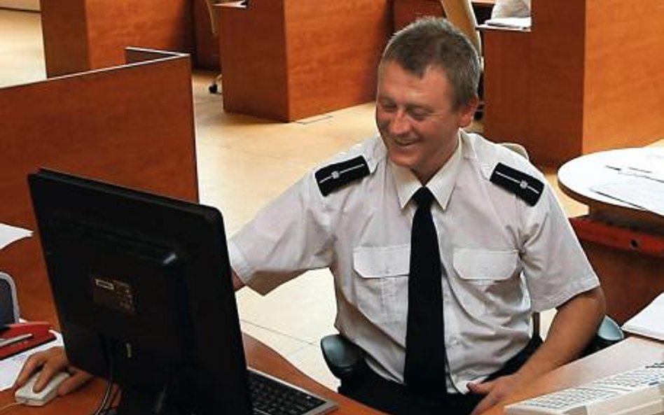 Dzięki zatrudnieniu w policji cywilów, do łapania przestępców udało się przesunąć ok. 3 tys. policja