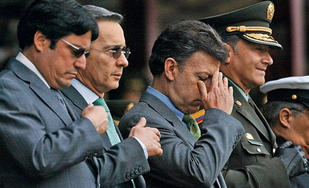 Od lewej: wiceprezydent Francisco Santos, prezydent Alvaro Uribe Velez. minister obrony Juan Manuel 