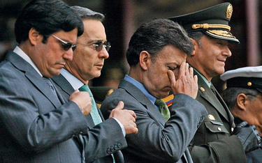 Od lewej: wiceprezydent Francisco Santos, prezydent Alvaro Uribe Velez. minister obrony Juan Manuel 