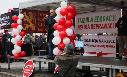 Manifestacja po hasłem "TAK dla edukacji! NIE dla deprawacji!" na pl. Zamkowym w Warszawie.