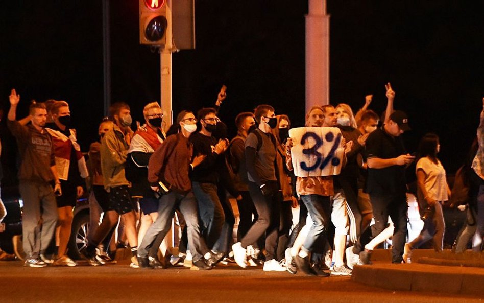 Uczestnicy jednego z protestów w Mińsku