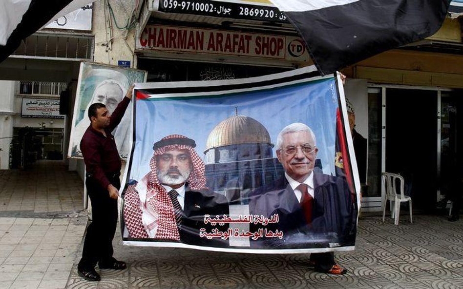 Na plakacie prezydent Autonomii Palestyńskiej Mahmud Abbas i szef islamskiego Hamasu Chaled Meszal