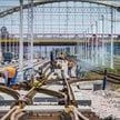 KPO ma wspierać rządowe plany rozbudowy kolei. Zakłada się, że w latach 2027–2028 nastąpi kumulacja 