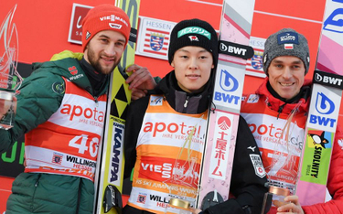 Podium niedzielnego konkursu w Willingen. Od lewej: Markus Eisenbichler, Ryoyu Kobayashi i Piotr Żył