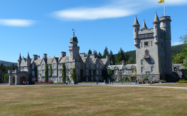 Zamek Balmoral to jedna z dwóch posiadłości oficjalnie należących do brytyjskiej królowej.