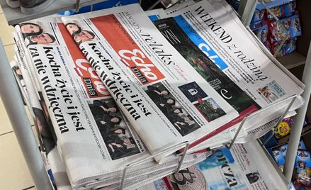 Stojak z gazetami z „Echem Dnia”, wydawanym przez Polska Press.