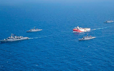 Statek badawczy Oruç Reis dokonuje podwodnych odwiertów pod stałą ochroną kilku tureckich fregat