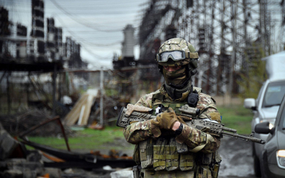 Rosyjski żołnierz przed elektrownią w miejscowości Szczastia w obwodzie ługańskim