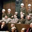 Norymberga 1946 r. Oskarżeni w pierwszym rzędzie: Hermann Göring, Rudolf Hess, Joachim von Ribbentro