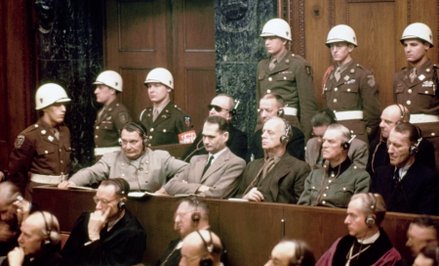 Norymberga 1946 r. Oskarżeni w pierwszym rzędzie: Hermann Göring, Rudolf Hess, Joachim von Ribbentro