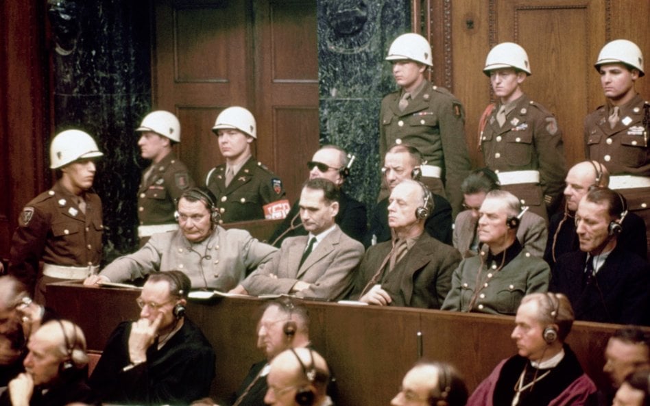Norymberga 1946 r. Oskarżeni w pierwszym rzędzie: Hermann Göring, Rudolf Hess, Joachim von Ribbentro