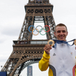 Remco Evenepoel, belgijski kolarz, prezentuje swoje dwa złote medale zdobyte w Paryżu. Belgijskich s