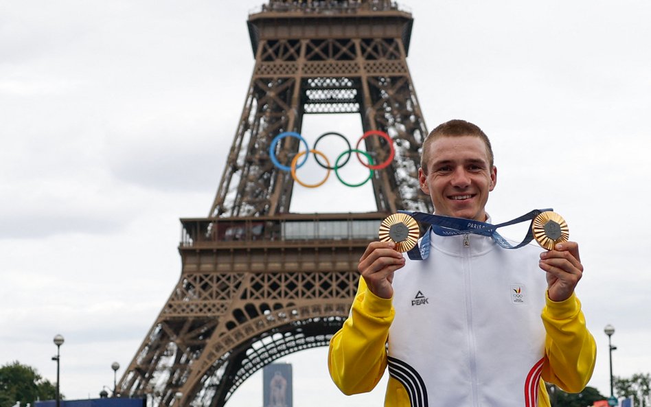 Remco Evenepoel, belgijski kolarz, prezentuje swoje dwa złote medale zdobyte w Paryżu. Belgijskich s