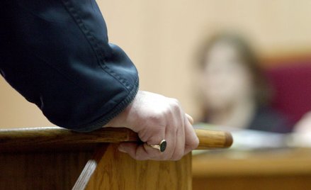 Niepełnosprawna musiała podpełznąć do barierki w sądzie? Jest postępowanie wyjaśniające