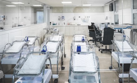 W lipcu wskaźnik urodzeń wynosił minus 7 tys. O tyle więcej osób w Polsce zmarło, niż się urodziło.