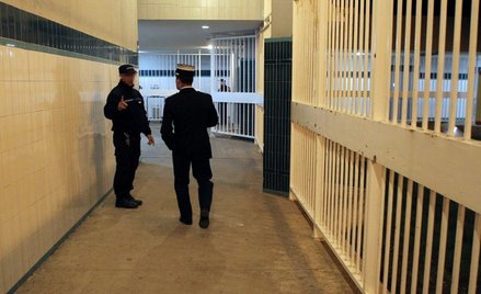 Francja: Więźniowie zaatakowali strażników