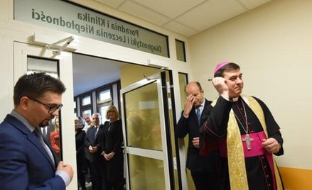 Bp Marek Marczak święci pierwszą klinikę, którą w ramach rządowego programu otwarto w Łodzi