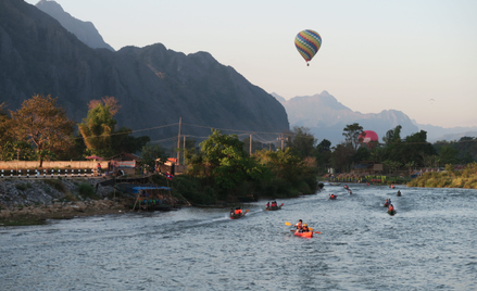 Mekong stanowi istotny szlak transportowy w Laosie. Wzdłuż rzeki przebiega także granica z Mjanmą i 